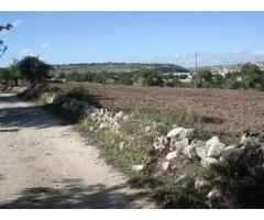 Sicilia: a 1 km . dalla città di Scicli (Ragusa) vendo proprietà di circa 4 ettari
